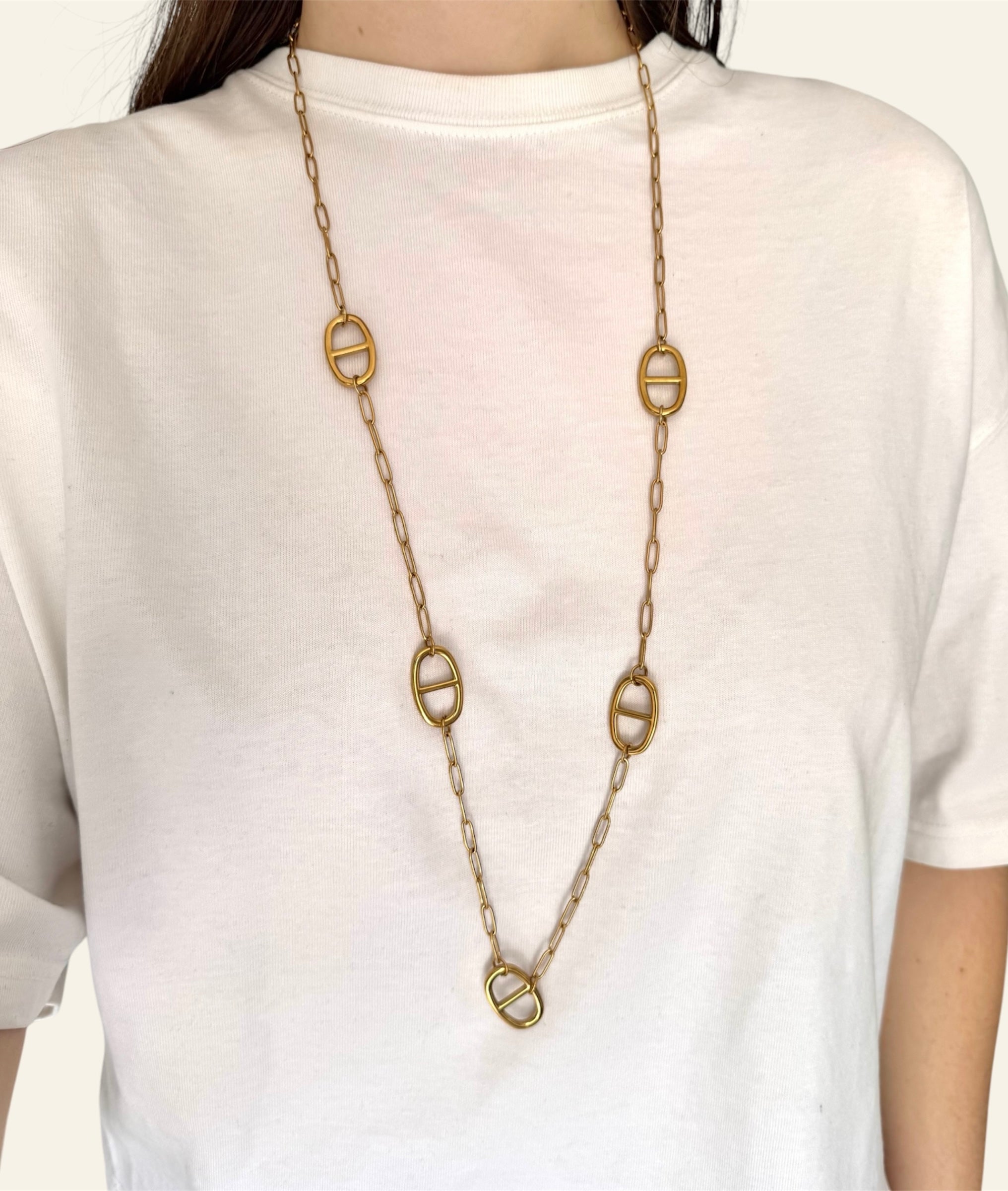 Collier- sautoir - pompons noirs, perles et chaine Collier- sautoir - pompons noirs, perles et chaine