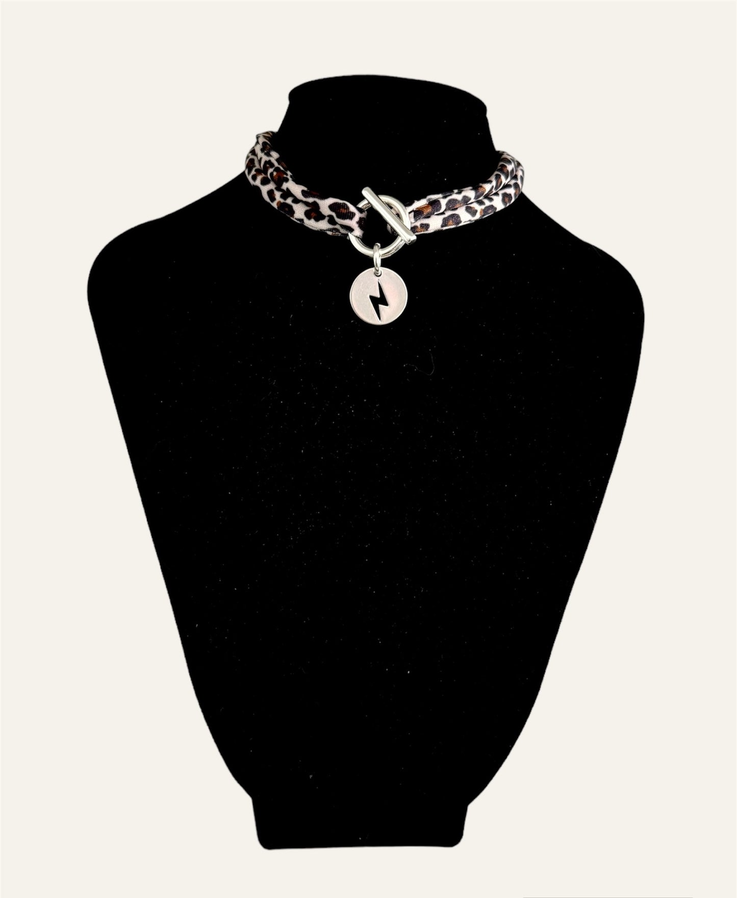 Collier AURIANE Léopard (breloque + ruban au choix)